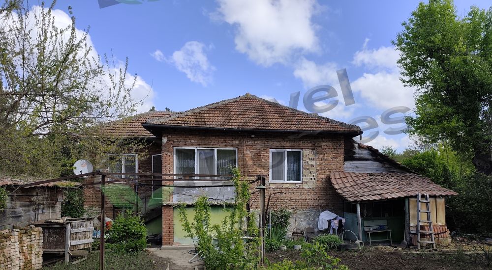 House for sale in the village of Polsko Kosovo land 1003 square meters