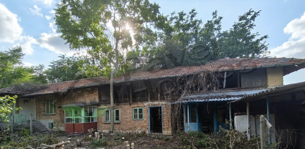 House for sale with barn, garden 2100 meters in Pavel village