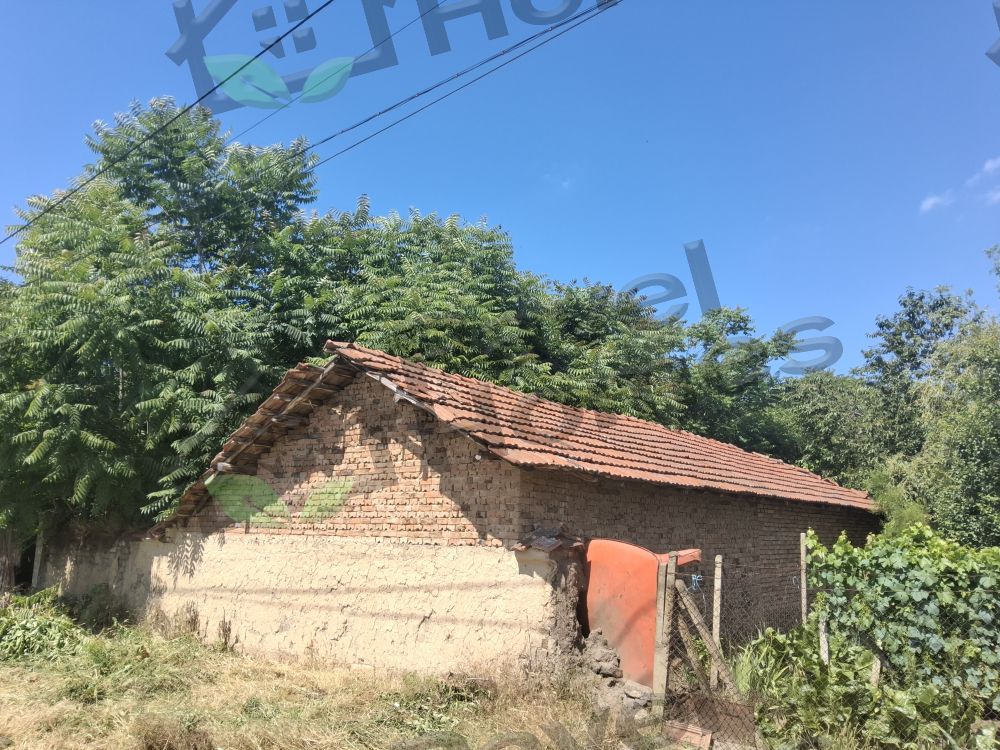 House for sale with barn, garden 2100 meters in Pavel village