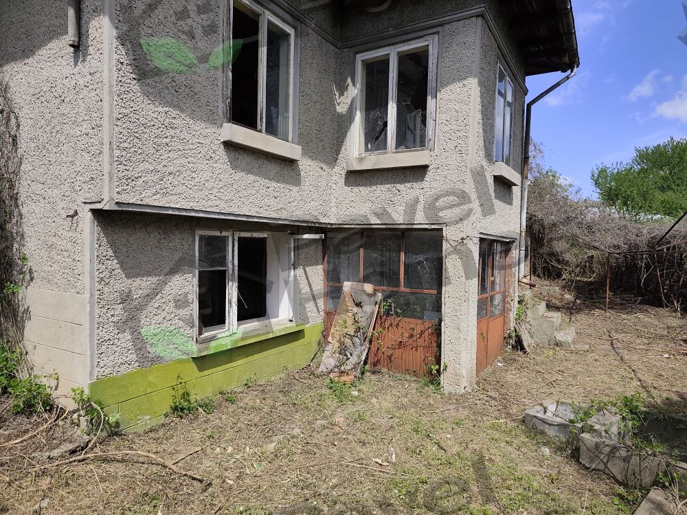 RENOVATION PROJECT: TRADITIONAL HOME + LARGE PLOT (1,465 sqm) in Borovo– €10,000