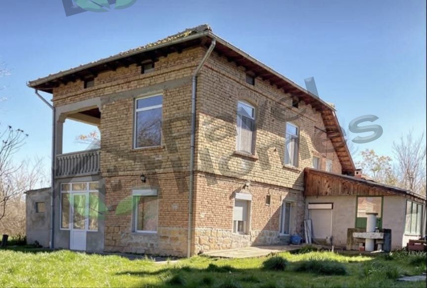 LIVEABLE HOUSE WITH 1,000 M² GARDEN – STRAHILOVO 
