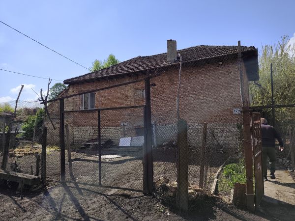 House for sale in the village of Polsko Kosovo land 1003 square meters