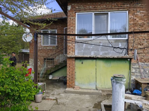 House for sale in the village of Polsko Kosovo land 1003 square meters