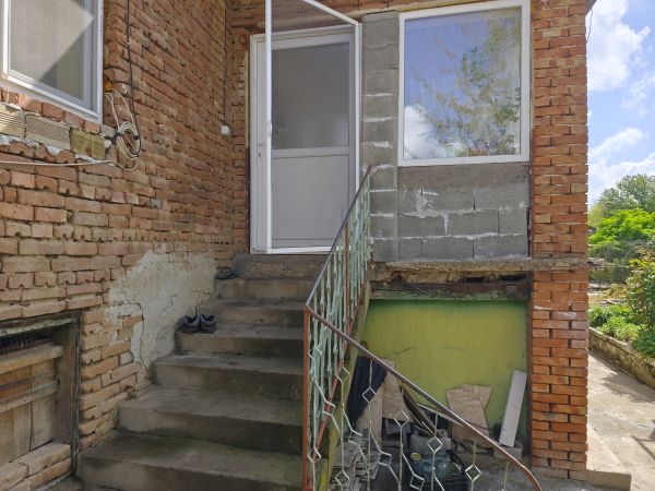House for sale in the village of Polsko Kosovo land 1003 square meters