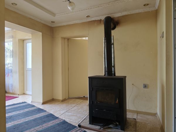 House for sale in the village of Polsko Kosovo land 1003 square meters