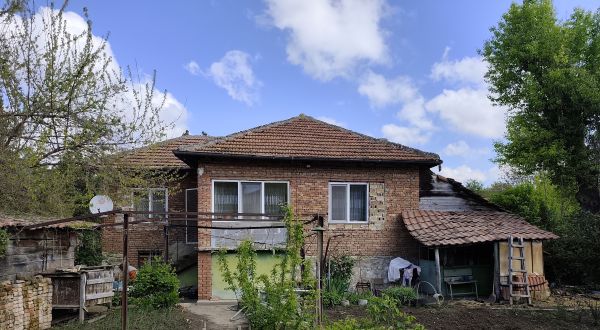 House for sale in the village of Polsko Kosovo land 1003 square meters