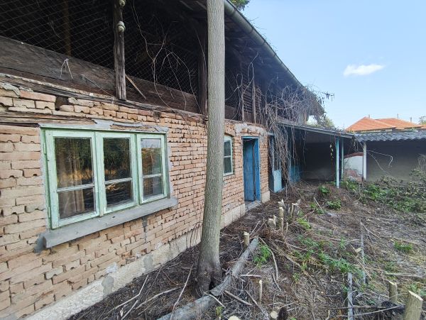 House for sale with barn, garden 2100 meters in Pavel village