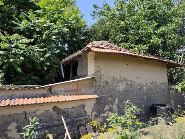 House for sale with barn, garden 2100 meters in Pavel village