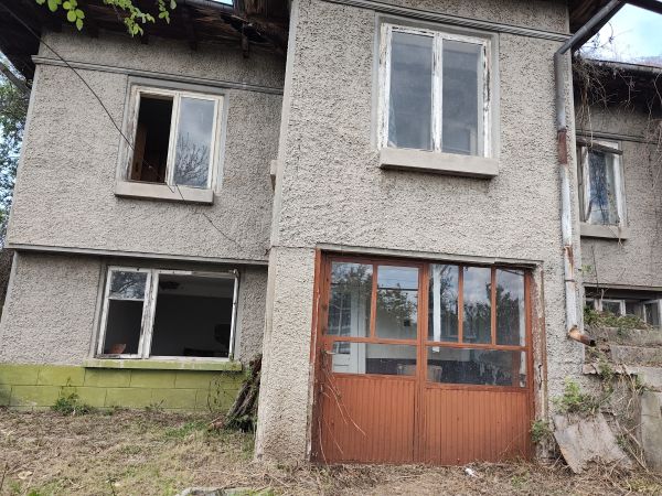 RENOVATION PROJECT: TRADITIONAL HOME + LARGE PLOT (1,465 sqm) in Borovo– €10,000