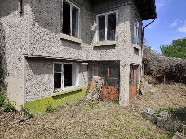 RENOVATION PROJECT: TRADITIONAL HOME + LARGE PLOT (1,465 sqm) in Borovo– €10,000