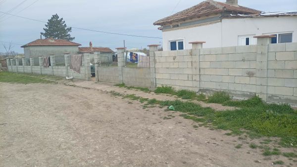 Solid House with Large Plot – Pchelarovo Village 