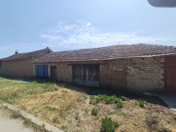 SPACIOUS 4-BEDROOM HOUSE WITH 2 GARAGES IN PAVEL VILLAGE – €27,000! 