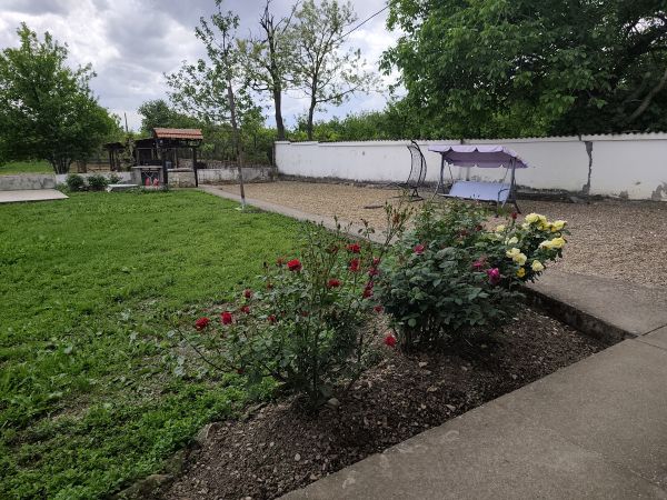 Your Rural Retreat: Lovely House with Massive Garden in Radanovo