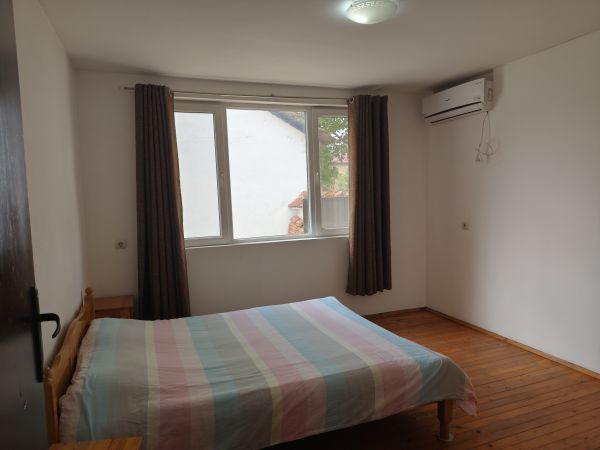 Your Rural Retreat: Lovely House with Massive Garden in Radanovo