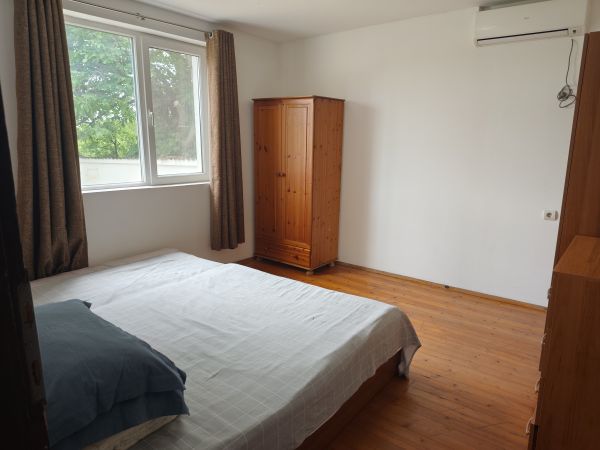 Your Rural Retreat: Lovely House with Massive Garden in Radanovo