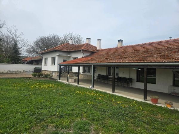 Your Rural Retreat: Lovely House with Massive Garden in Radanovo