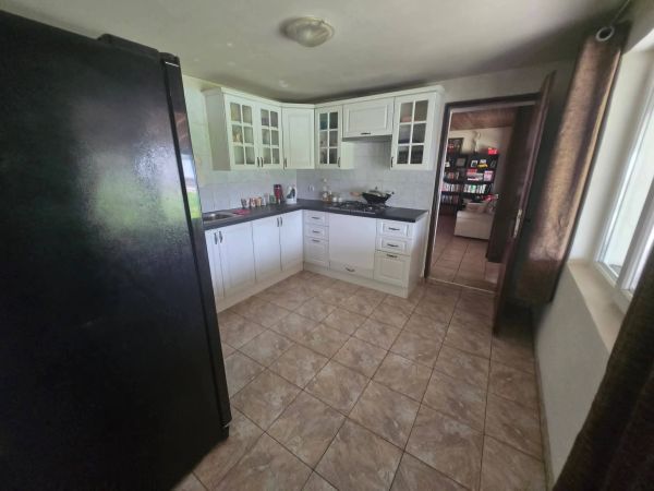 Your Rural Retreat: Lovely House with Massive Garden in Radanovo