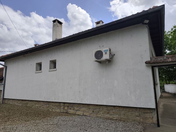 Your Rural Retreat: Lovely House with Massive Garden in Radanovo