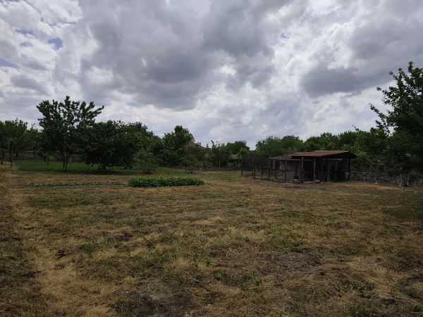 Your Rural Retreat: Lovely House with Massive Garden in Radanovo