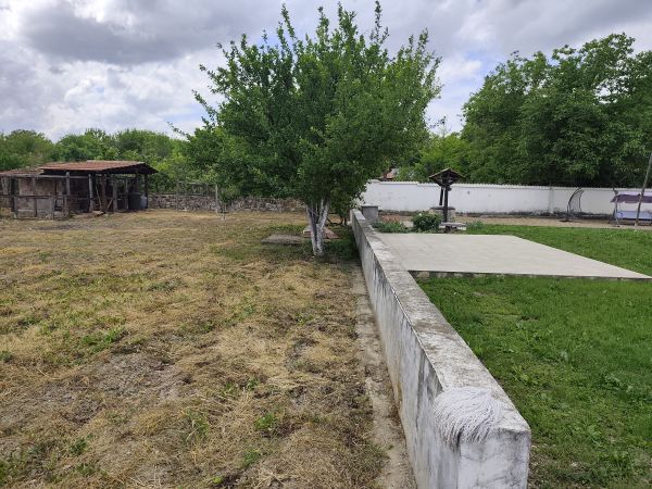 Your Rural Retreat: Lovely House with Massive Garden in Radanovo