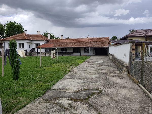 Your Rural Retreat: Lovely House with Massive Garden in Radanovo