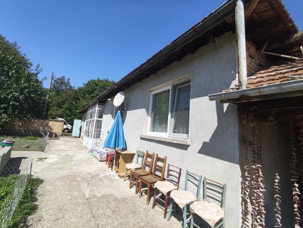 House for sale 2300 sqm garden in Radanovo 