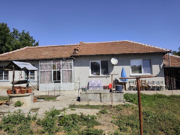 House for sale 2300 sqm garden in Radanovo 