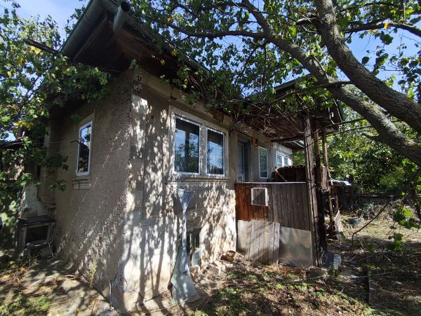 House in need of renovation in the village of Strahilovo – 1,110 sqm