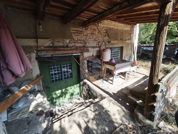 House in need of renovation in the village of Strahilovo – 1,110 sqm