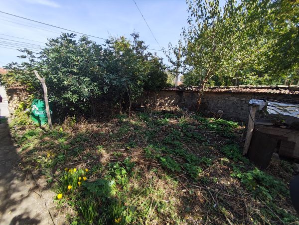 House in need of renovation in the village of Strahilovo – 1,110 sqm