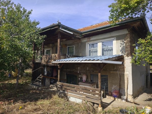 House in need of renovation in the village of Strahilovo – 1,110 sqm