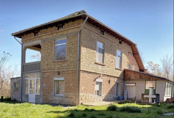 LIVEABLE HOUSE WITH 1,000 M² GARDEN – STRAHILOVO 