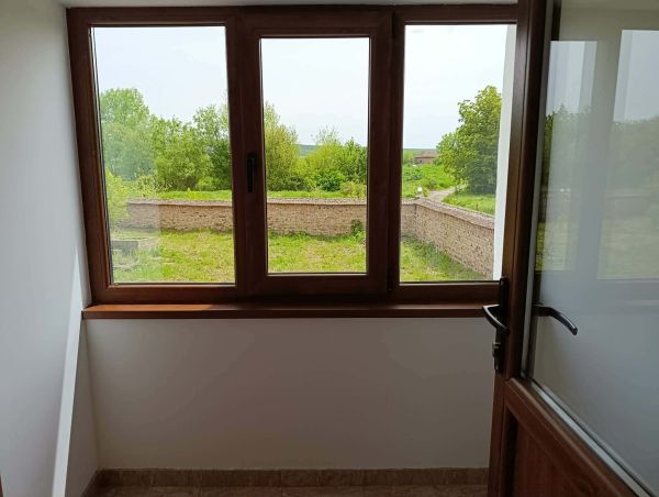 PANORAMIC VALLEY VIEWS IN ALEKOVO – Fully Renovated & Move-In