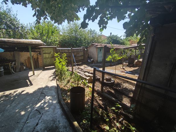 ?PAVEL HOMES OFFERS: SOLID BRICK HOUSE WITH GARAGE, WORKSHOP & 2,570 M² GARDEN IN PAVEL
