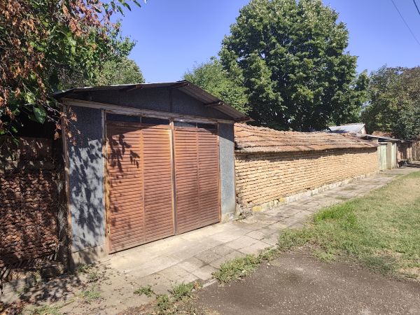 ?PAVEL HOMES OFFERS: SOLID BRICK HOUSE WITH GARAGE, WORKSHOP & 2,570 M² GARDEN IN PAVEL